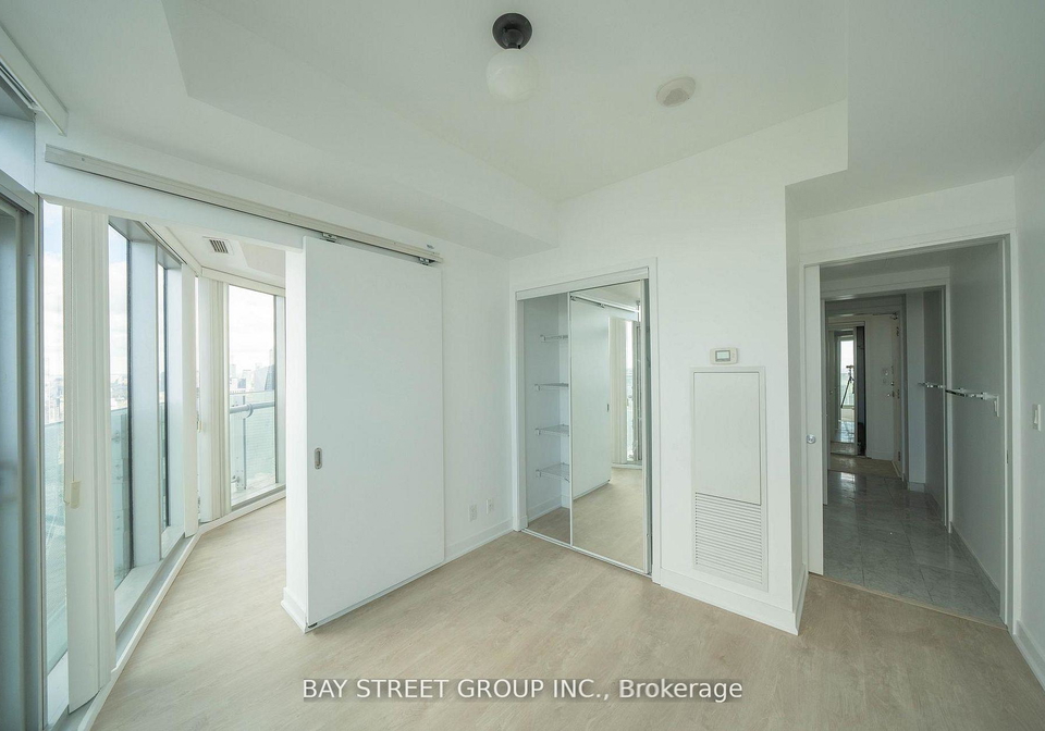 12-york-street-toronto-ontario-c13001378