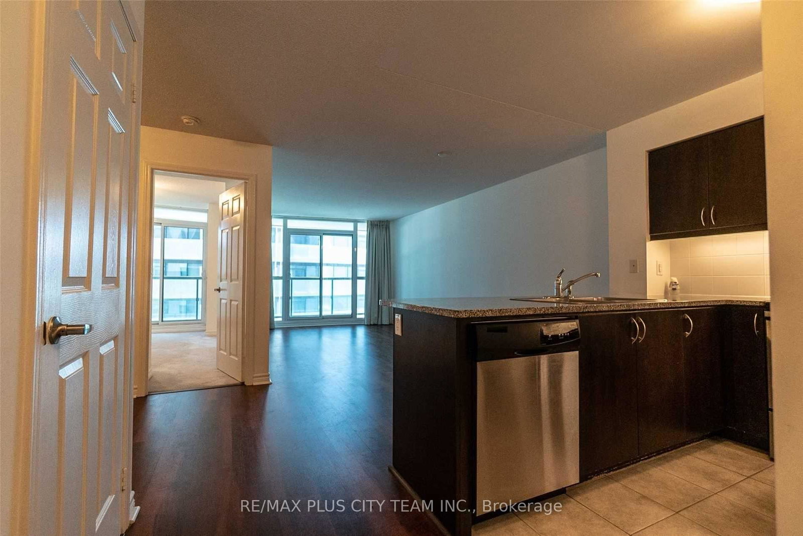 19-grand-trunk-crescent-toronto-ontario-c13003270