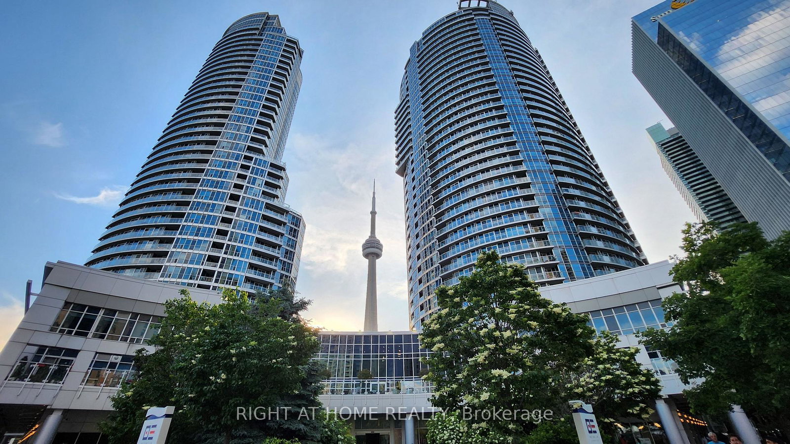 8-york-street-toronto-ontario-c13004738