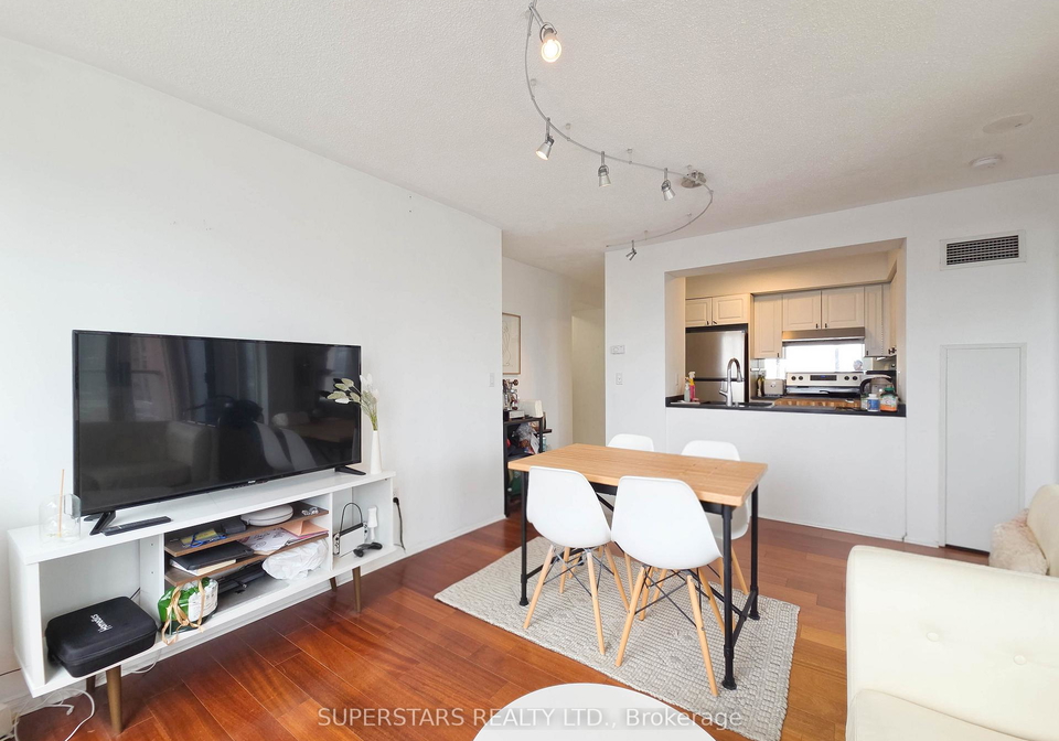 909-bay-street-toronto-ontario-c13007560