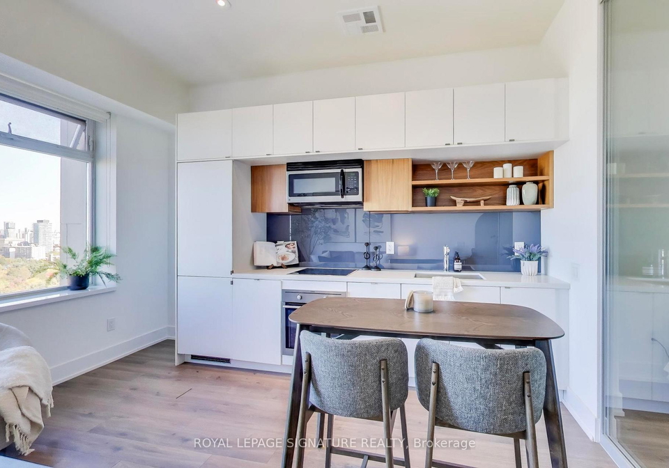 111-st-clair-avenue-w-toronto-ontario-c13009794