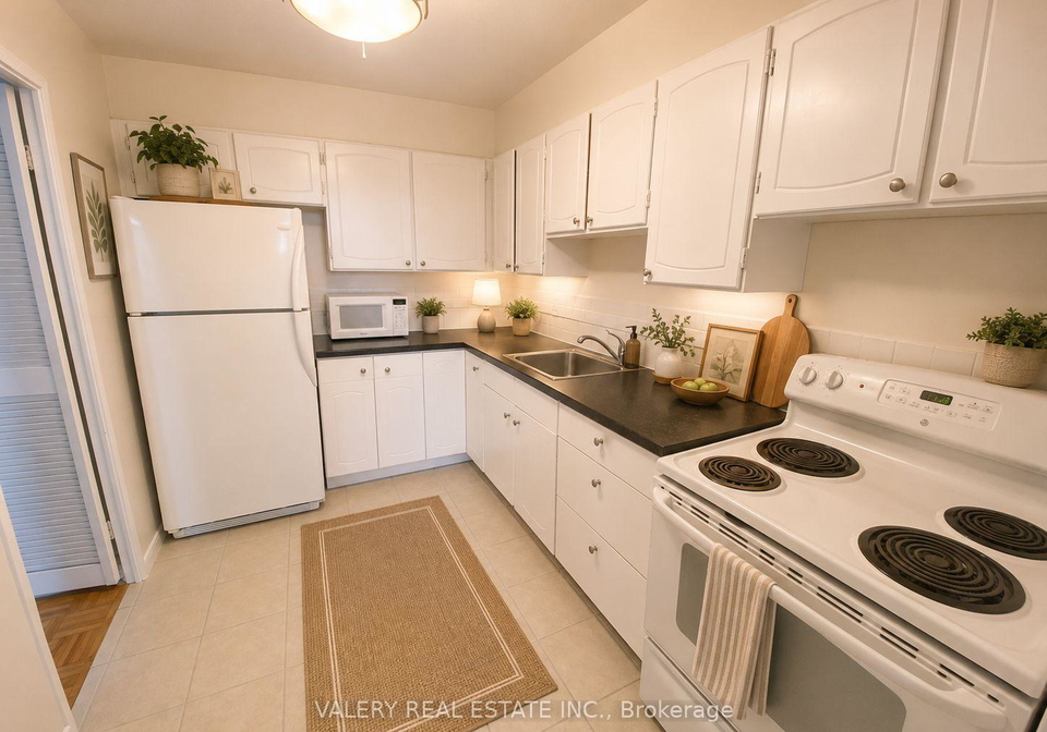 10-edgecliff-golfway-east-york-ontario-c13019952