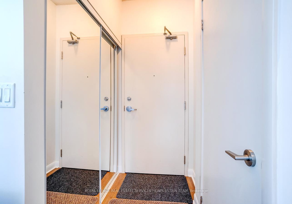 15-bruyeres-mews-toronto-ontario-c13022692