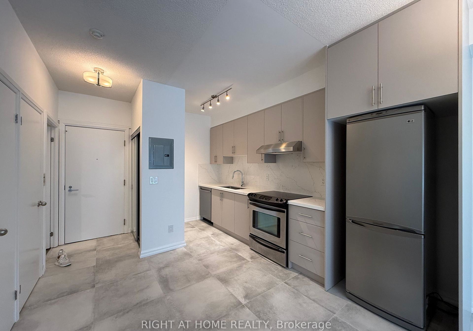 111-elizabeth-street-toronto-ontario-c13023352