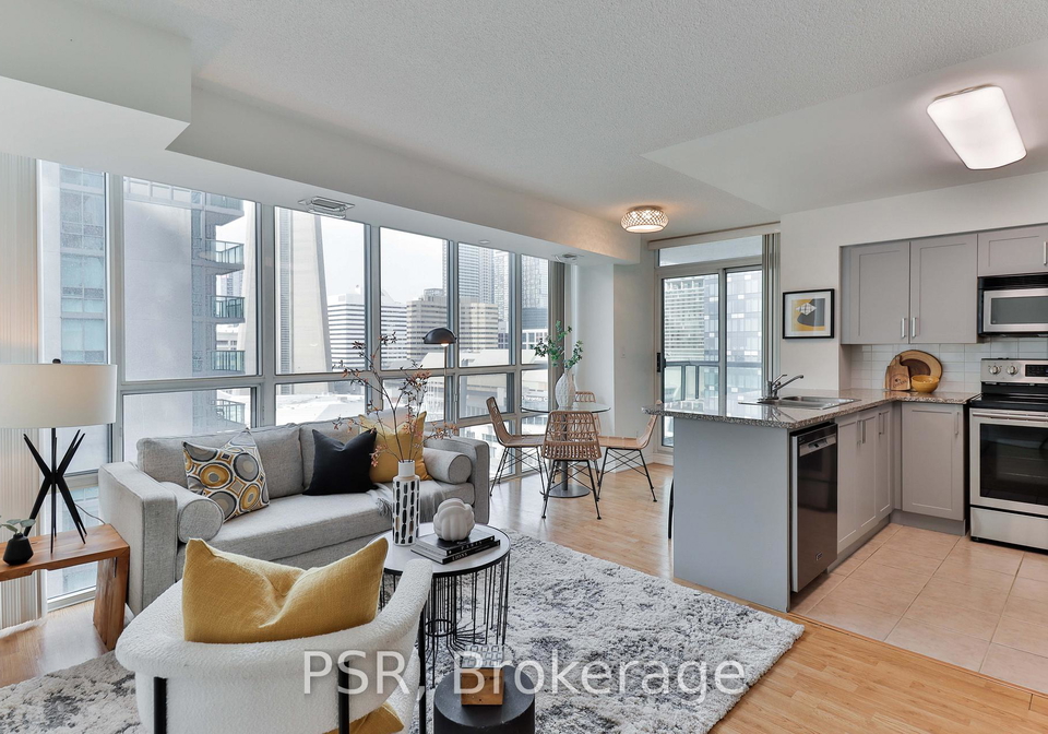 30-grand-trunk-crescent-toronto-ontario-c13025058