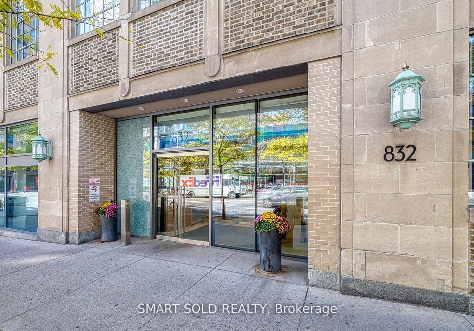 832-bay-street-toronto-ontario-c13025578