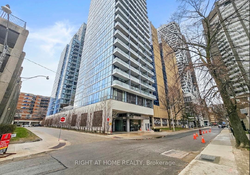 210-simcoe-street-toronto-ontario-c13028020