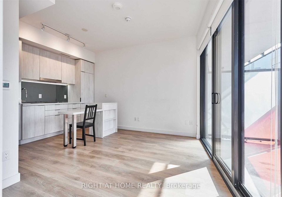 215-queen-street-w-toronto-ontario-c13032446