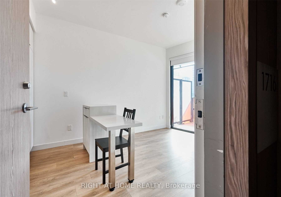 215-queen-street-w-toronto-ontario-c13032446