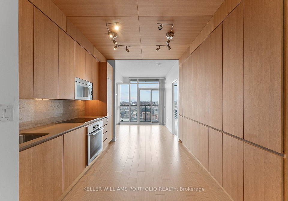 15-iceboat-terrace-toronto-ontario-c13036944