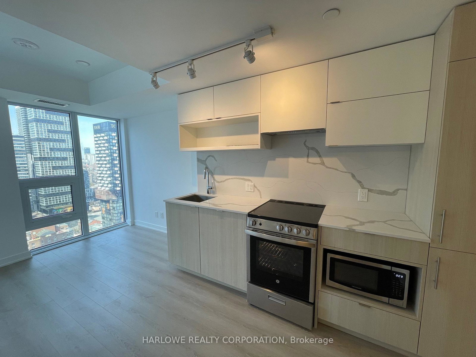 100-queen-street-e-toronto-ontario-c13037734