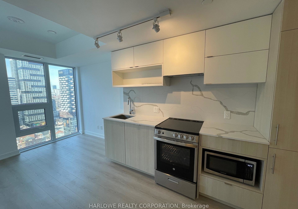 100-queen-street-e-toronto-ontario-c13037734