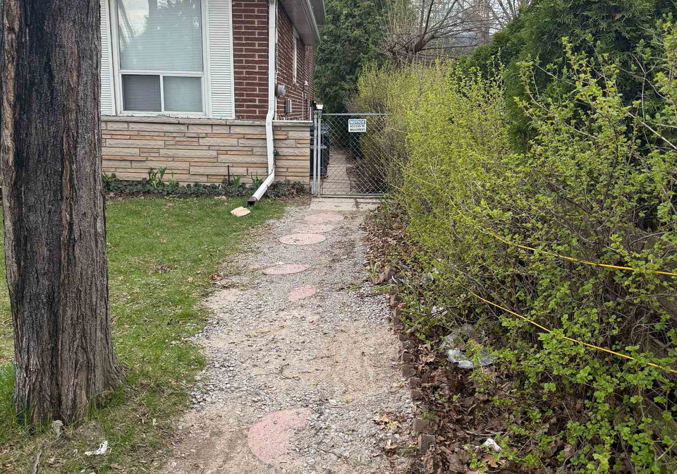 3-lisburn-crescent-north-york-ontario-c13038878