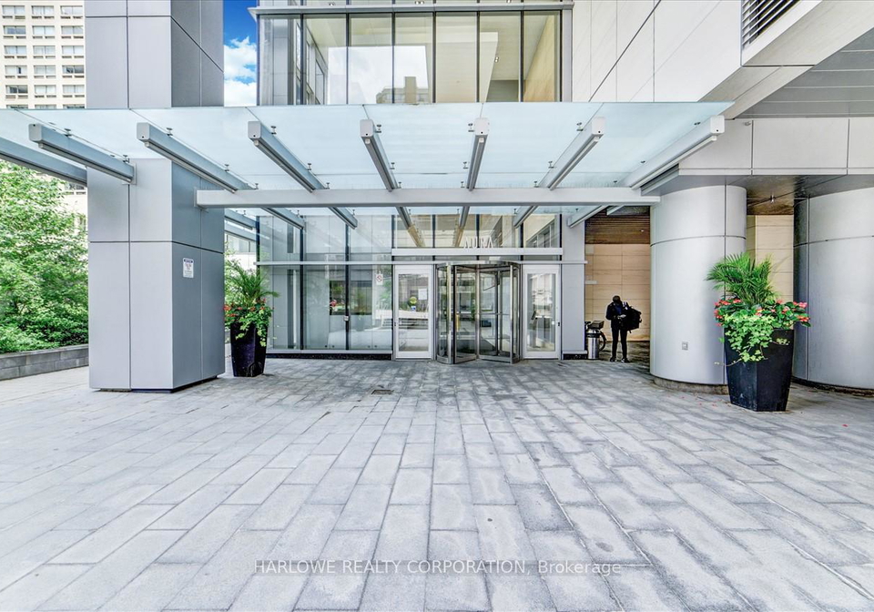 386-yonge-street-toronto-ontario-c13039972
