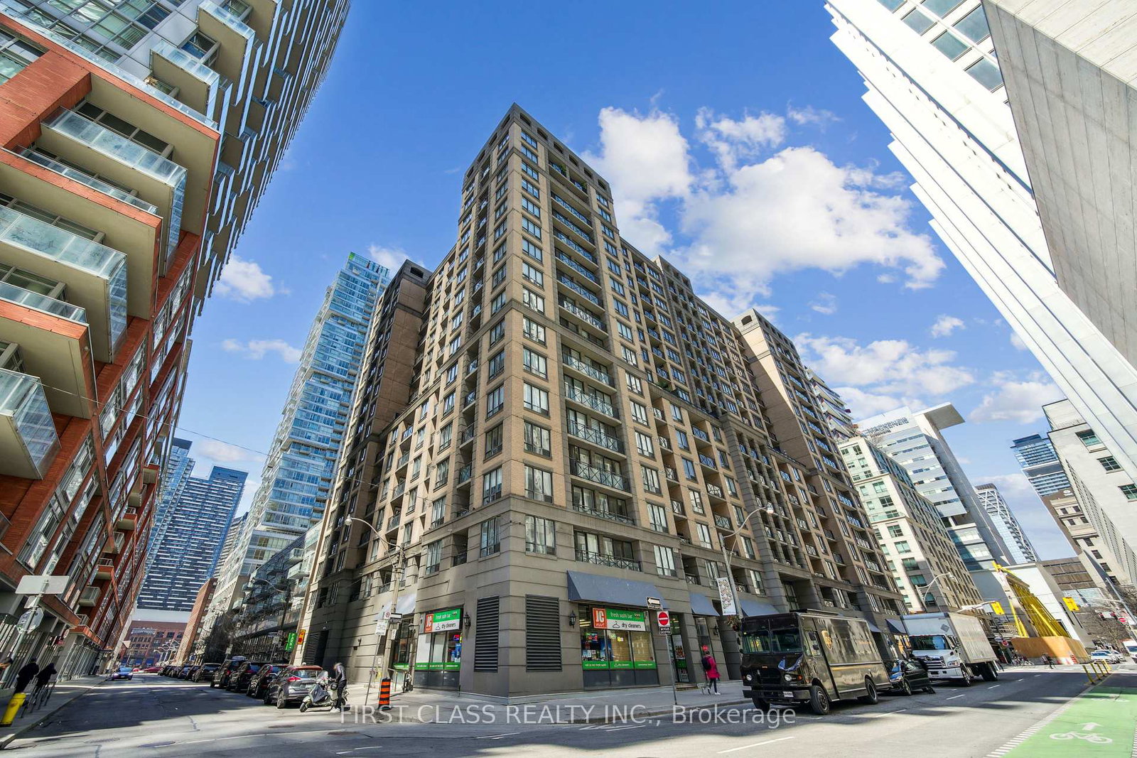 140-simcoe-street-toronto-ontario-c13040564