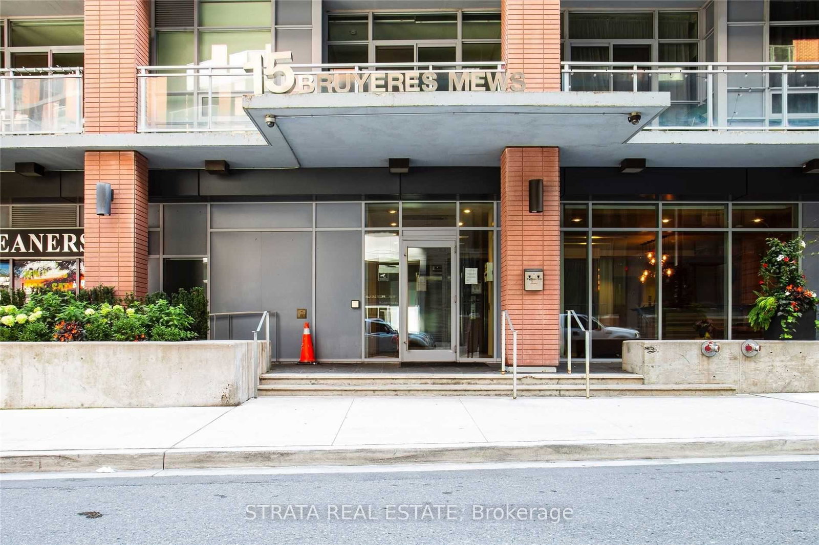 15-bruyeres-mews-toronto-ontario-c13041848