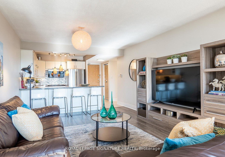 30-fashion-roseway-north-york-ontario-c13043362