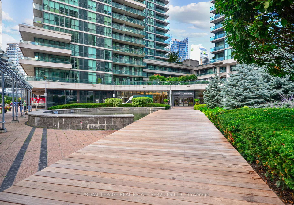 33-bay-street-toronto-ontario-c13043788