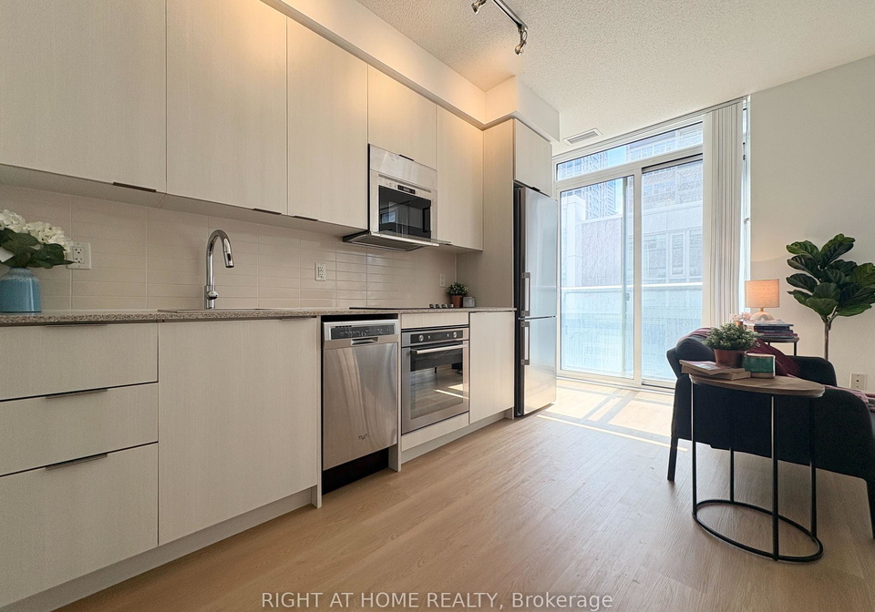 101-erskine-avenue-toronto-ontario-c13051020