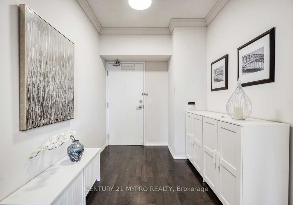 832-bay-street-toronto-ontario-c13051398