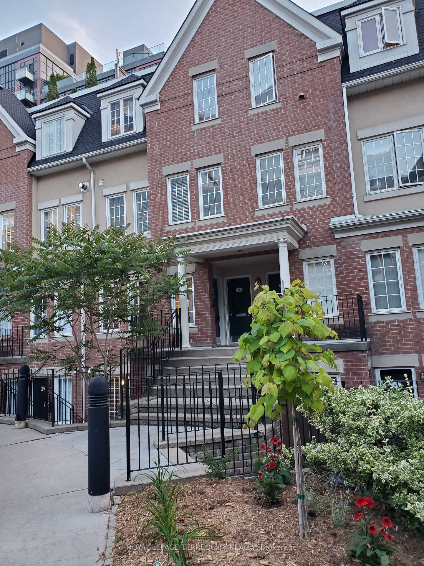 11-niagara-street-toronto-ontario-c13062818