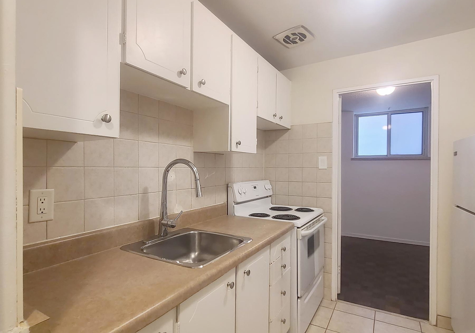 570-eglinton-avenue-w-toronto-ontario-c13063920