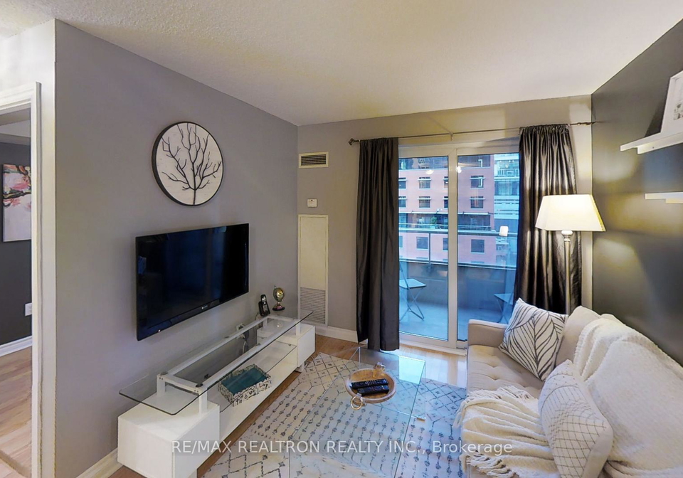 250-wellington-street-w-toronto-ontario-c13065236
