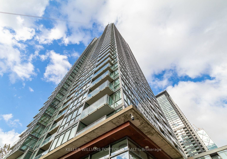 15-fort-york-boulevard-toronto-ontario-c13070062
