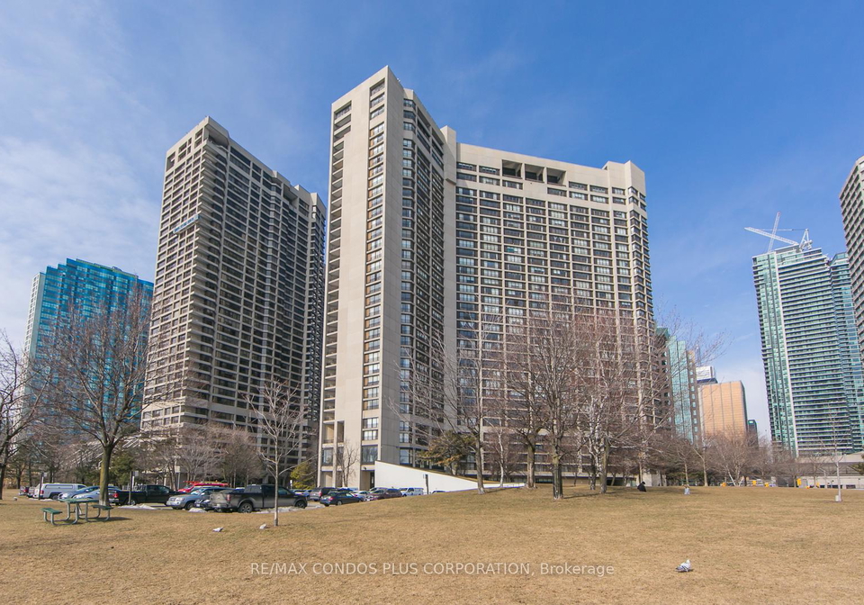 33-harbour-square-toronto-ontario-c13070260