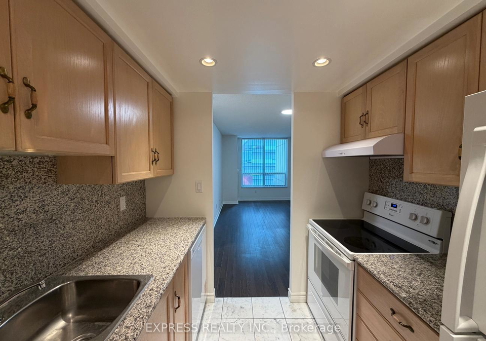 168-simcoe-street-toronto-ontario-c13070904