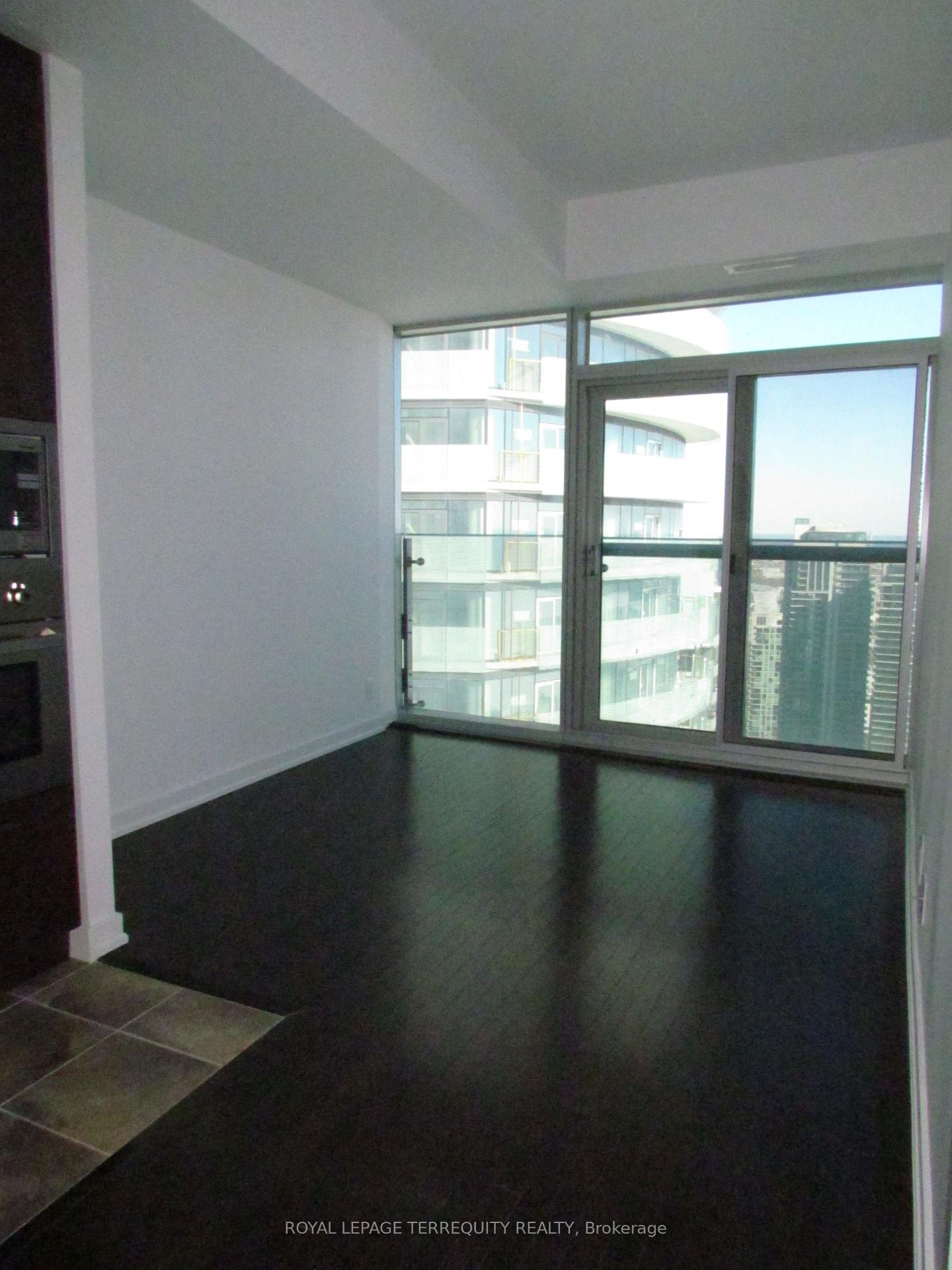 12-york-street-toronto-ontario-c13073100