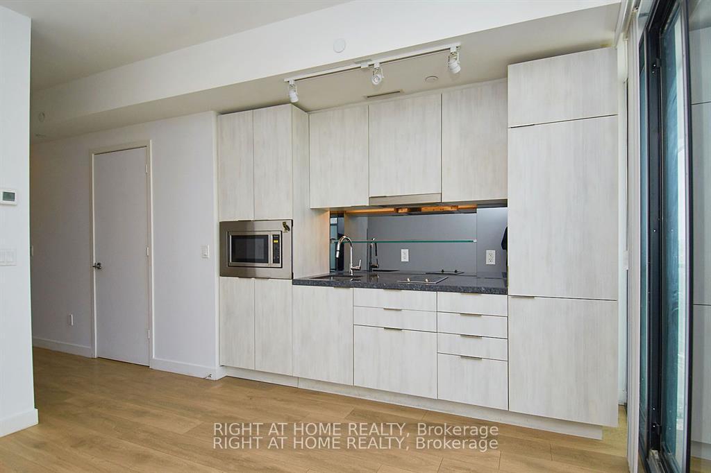 215-queen-street-w-toronto-ontario-c13073174