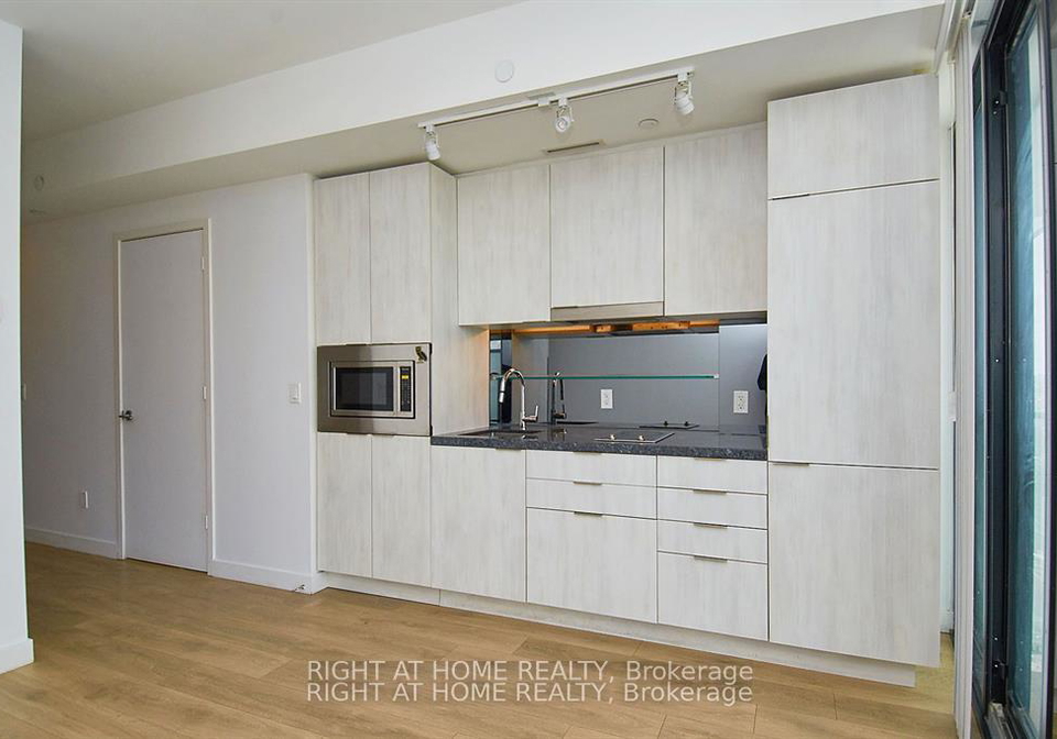 215-queen-street-w-toronto-ontario-c13073174