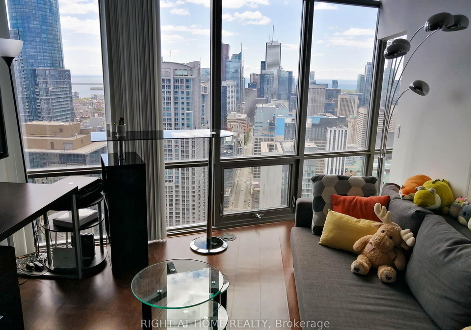 832-bay-street-toronto-ontario-c13073630