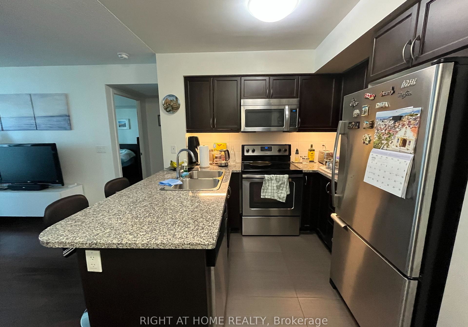 19-grand-trunk-crescent-toronto-ontario-c13078008