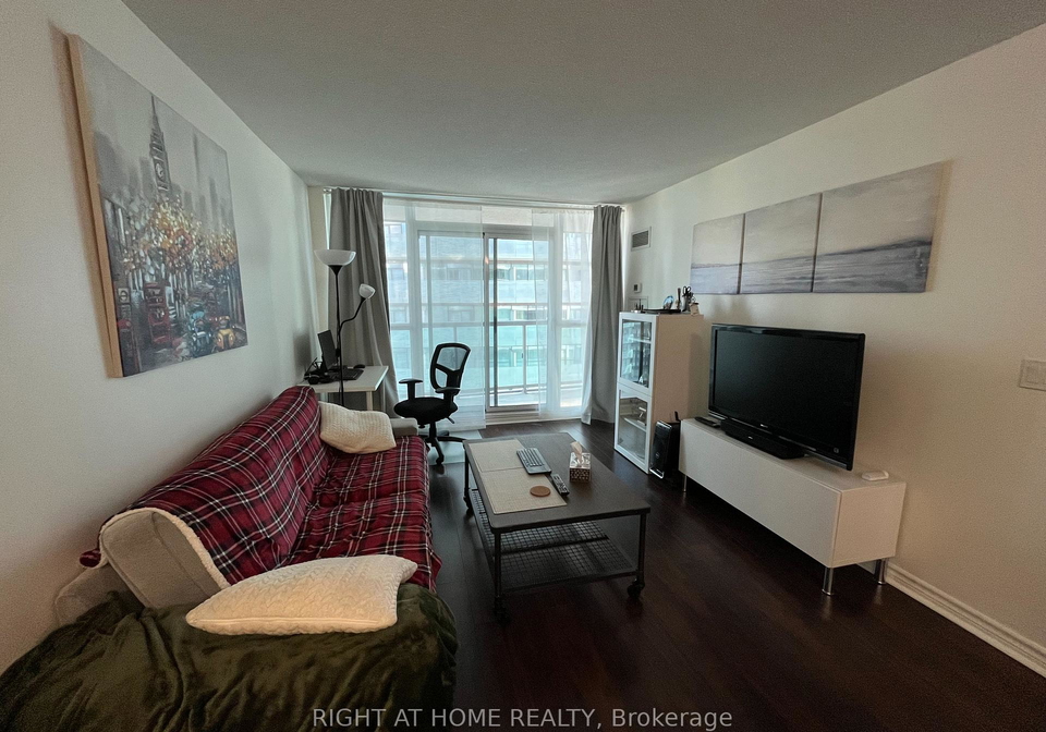 19-grand-trunk-crescent-toronto-ontario-c13078008