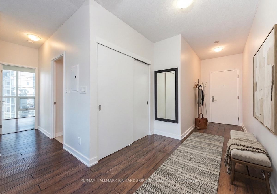 126-simcoe-street-toronto-ontario-c13079794