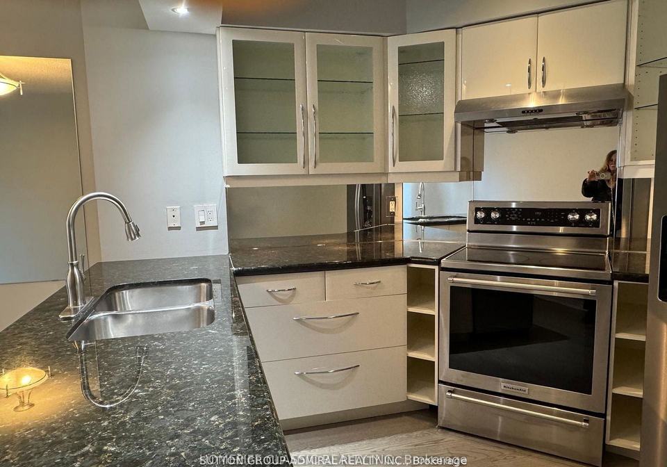 909-bay-street-toronto-ontario-c13080444