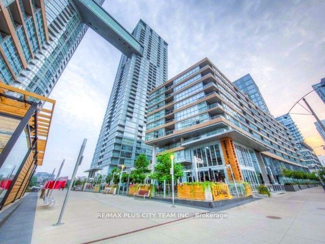 15-iceboat-terrace-toronto-ontario-c13081142