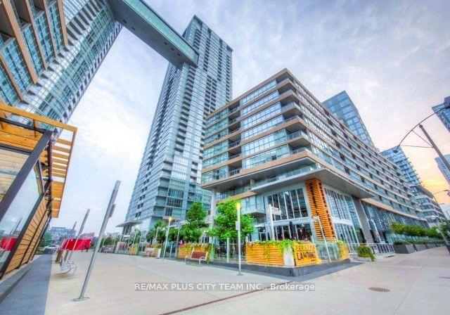 15-iceboat-terrace-toronto-ontario-c13081142