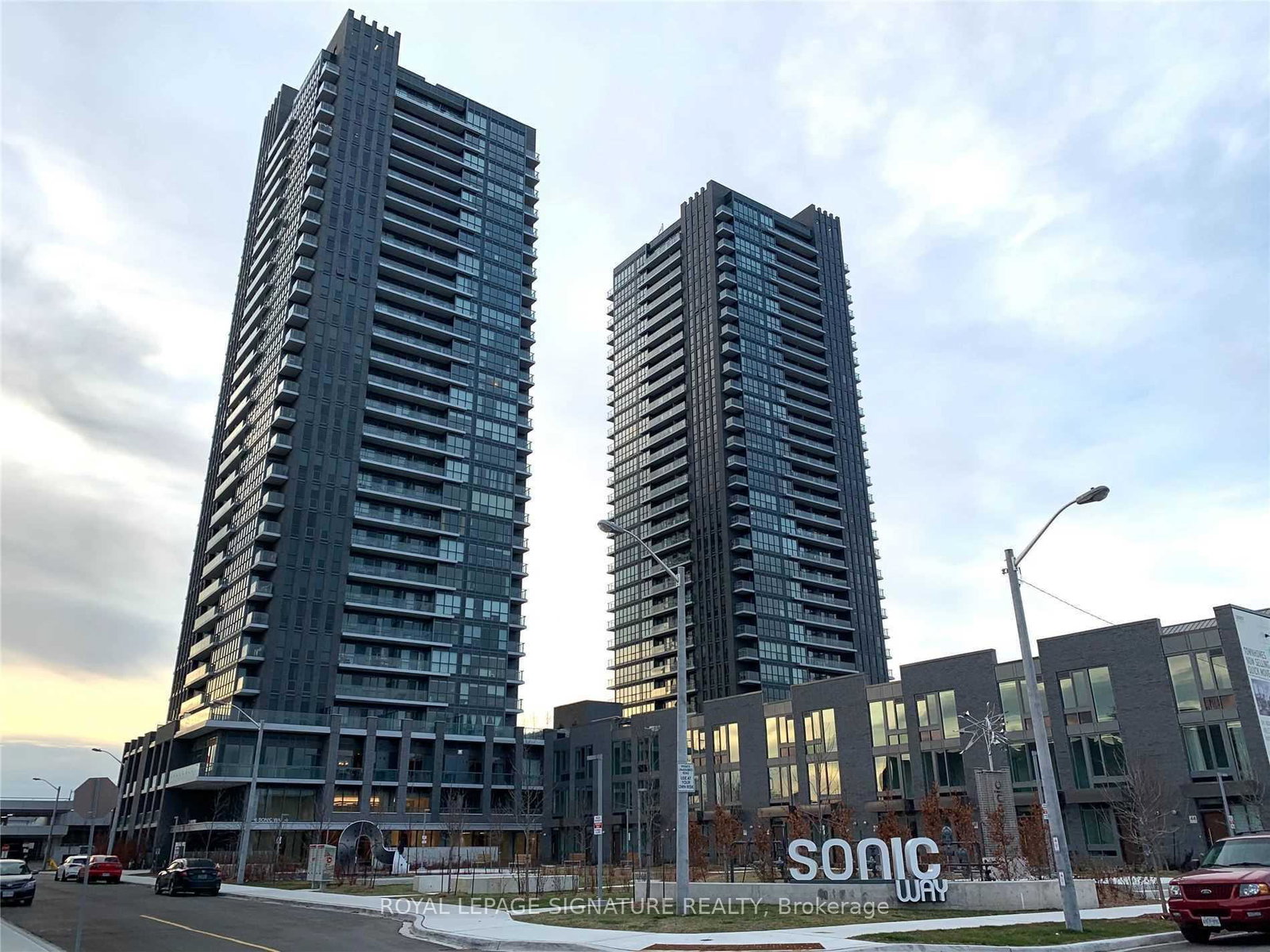 2-sonic-way-east-york-ontario-c13092392