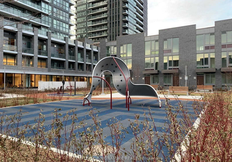 2-sonic-way-east-york-ontario-c13092392