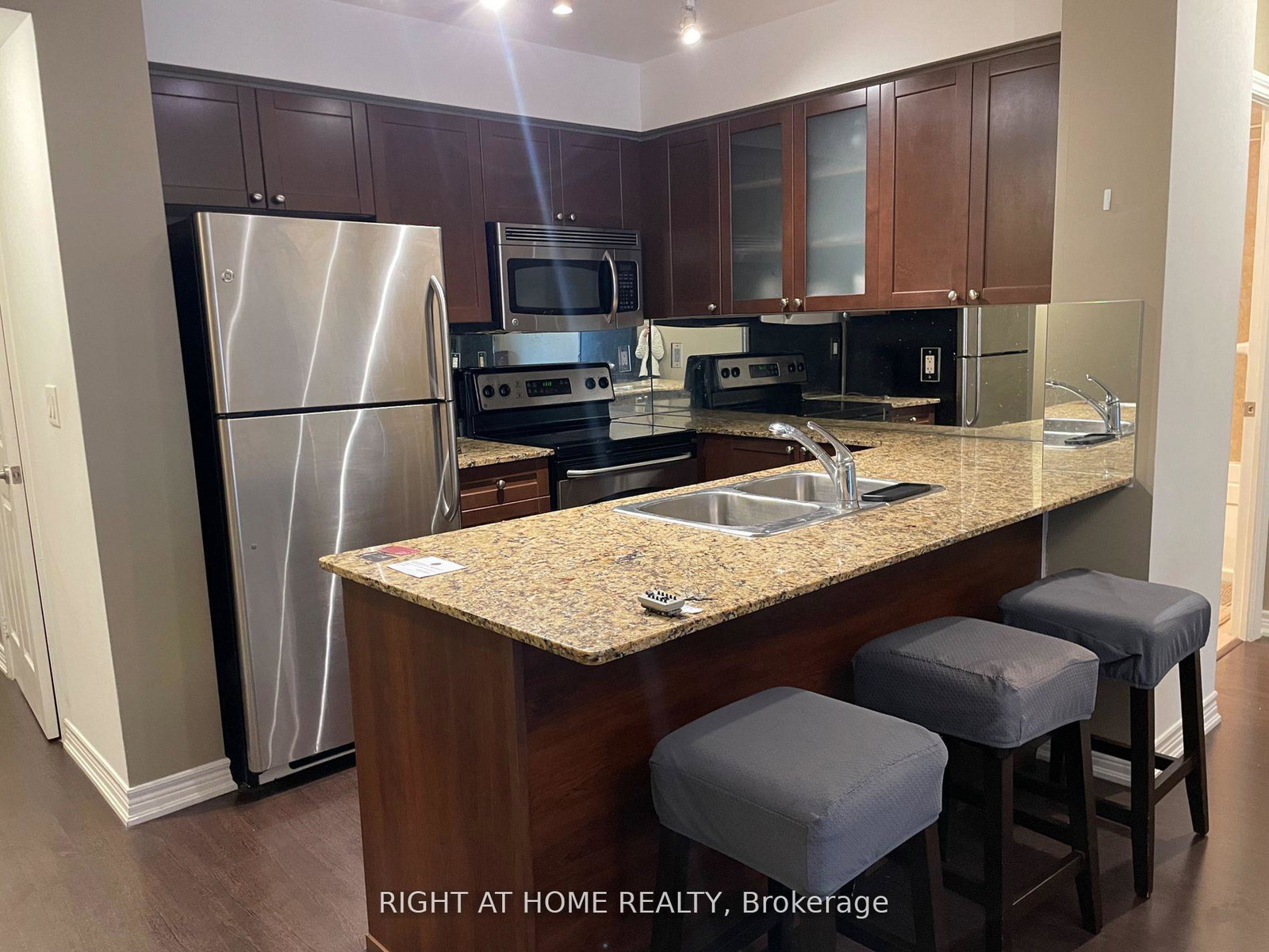 761-bay-street-toronto-ontario-c13093562