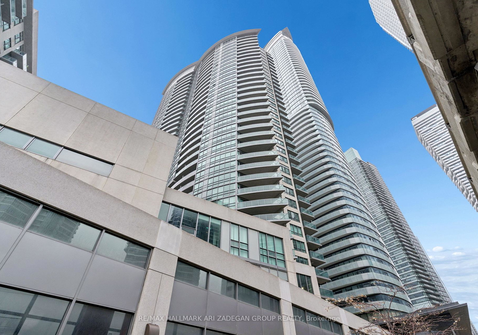 19-grand-trunk-crescent-toronto-ontario-c13098592