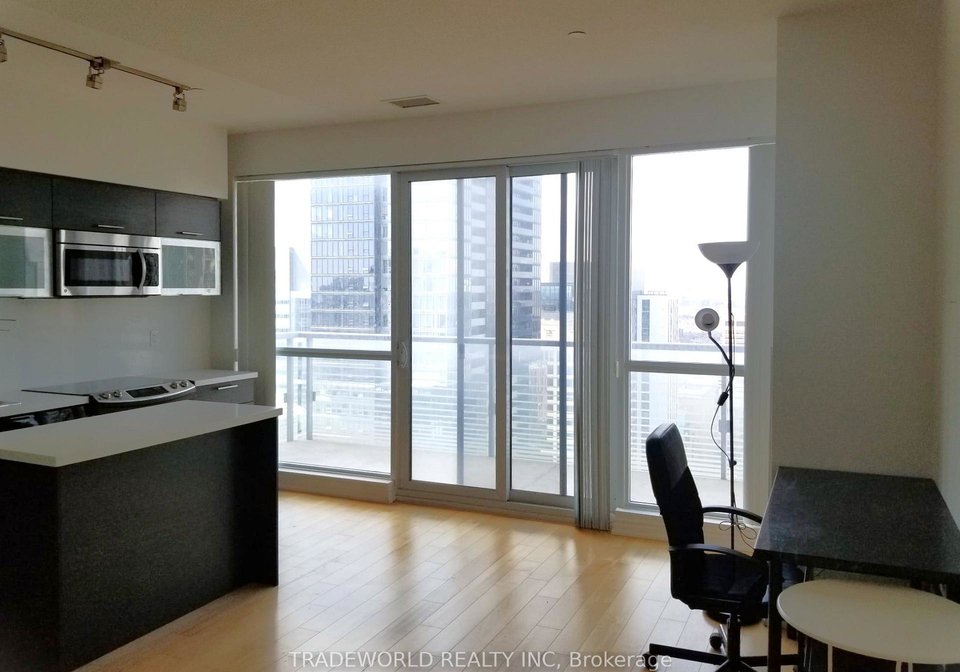 386-yonge-street-toronto-ontario-c13111696