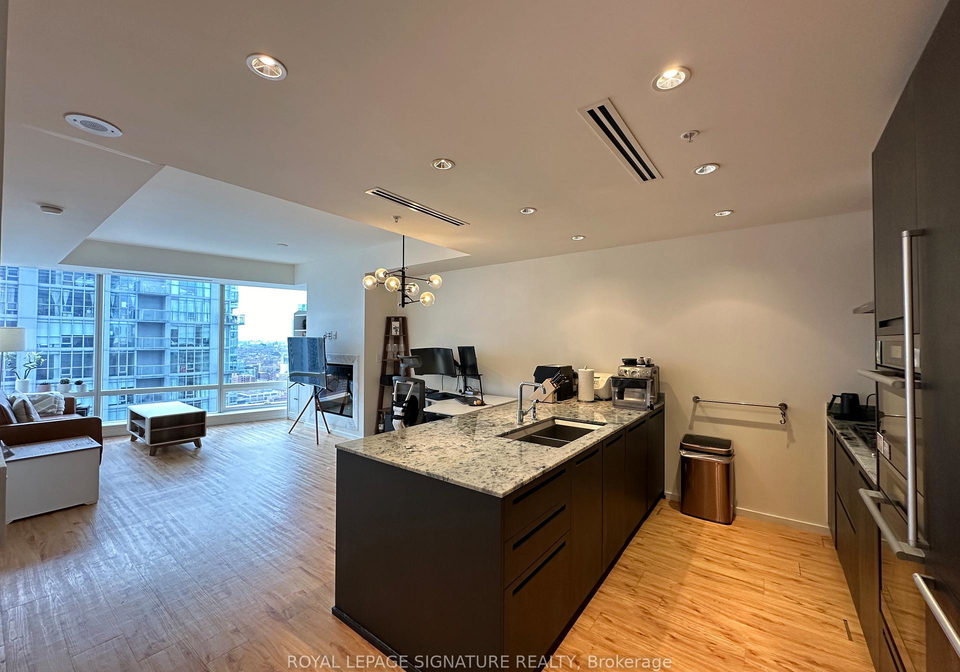 180-university-avenue-toronto-ontario-c13112068