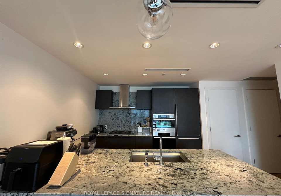180-university-avenue-toronto-ontario-c13112068