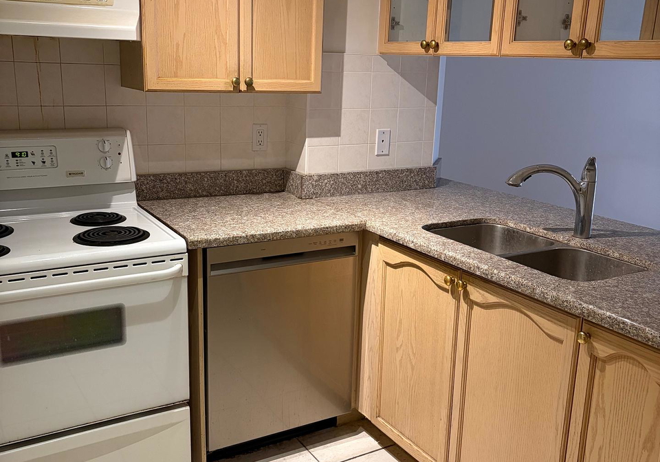 909-bay-street-n-toronto-ontario-c13114022