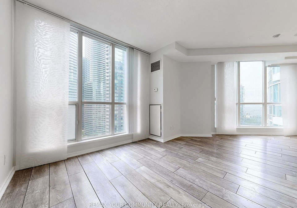 208-queens-quay-west-street-toronto-ontario-c13115104