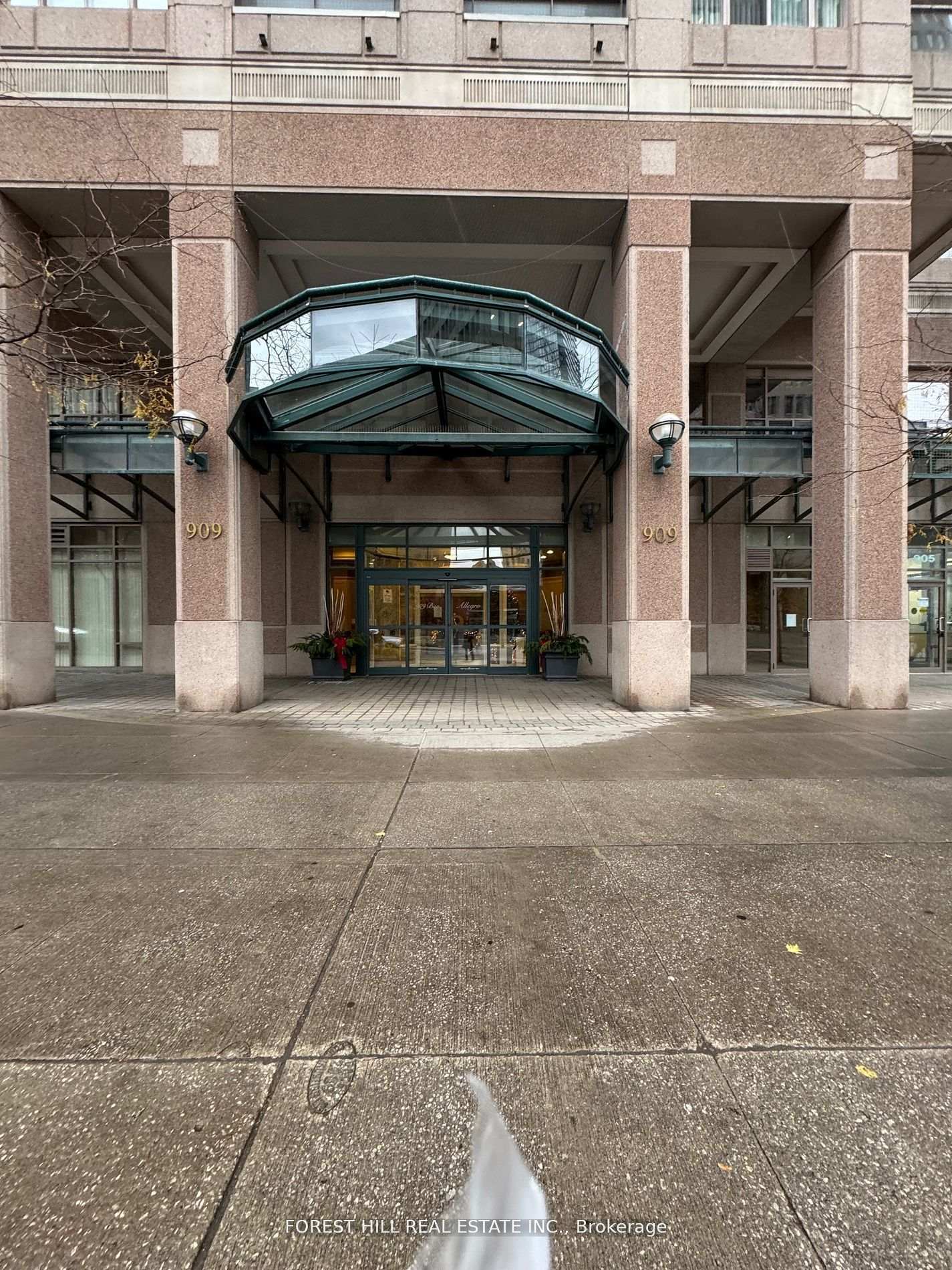 909-bay-street-toronto-ontario-c13115950